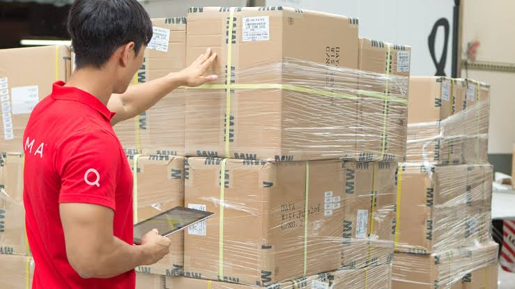 Flat-pack cartons with corner protection and clear labels during container loading inspection